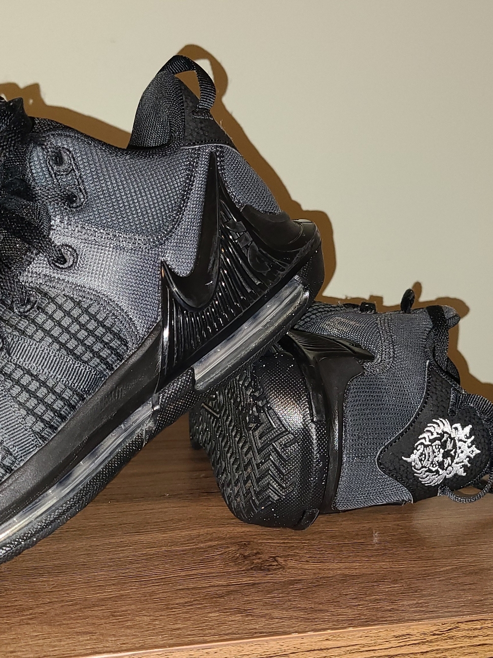 Size 7.5 - Nike LeBron Witness VII